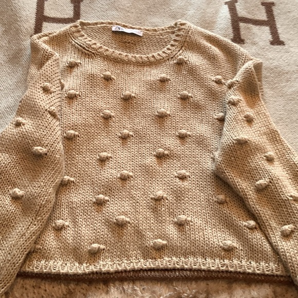 Zara pull over knit sweater. Sz med. a bit oversized
Neutral color - Picture 5 of 6